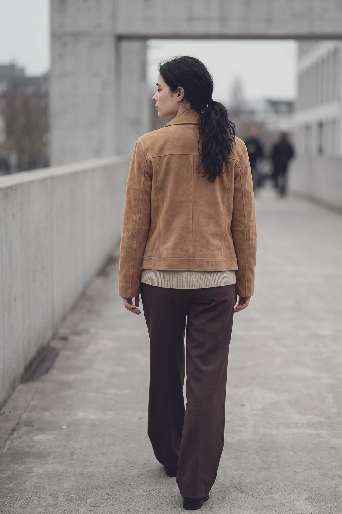카멜 스웨이드 재킷의 뒷라인이 보이는 레이어드 코디 후면 컷